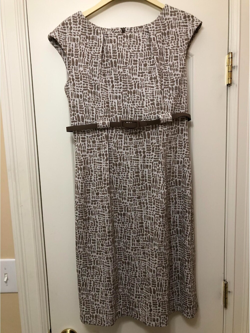 Women’s Dress Barn Dress, Size 6, Color Tan w/Belt